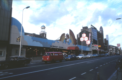 851799 Gezicht op het noodgebouw van 'de Bijenkorf meubelen' in de Lange Viestraat in Wijk C te Utrecht, ter plekke van ...